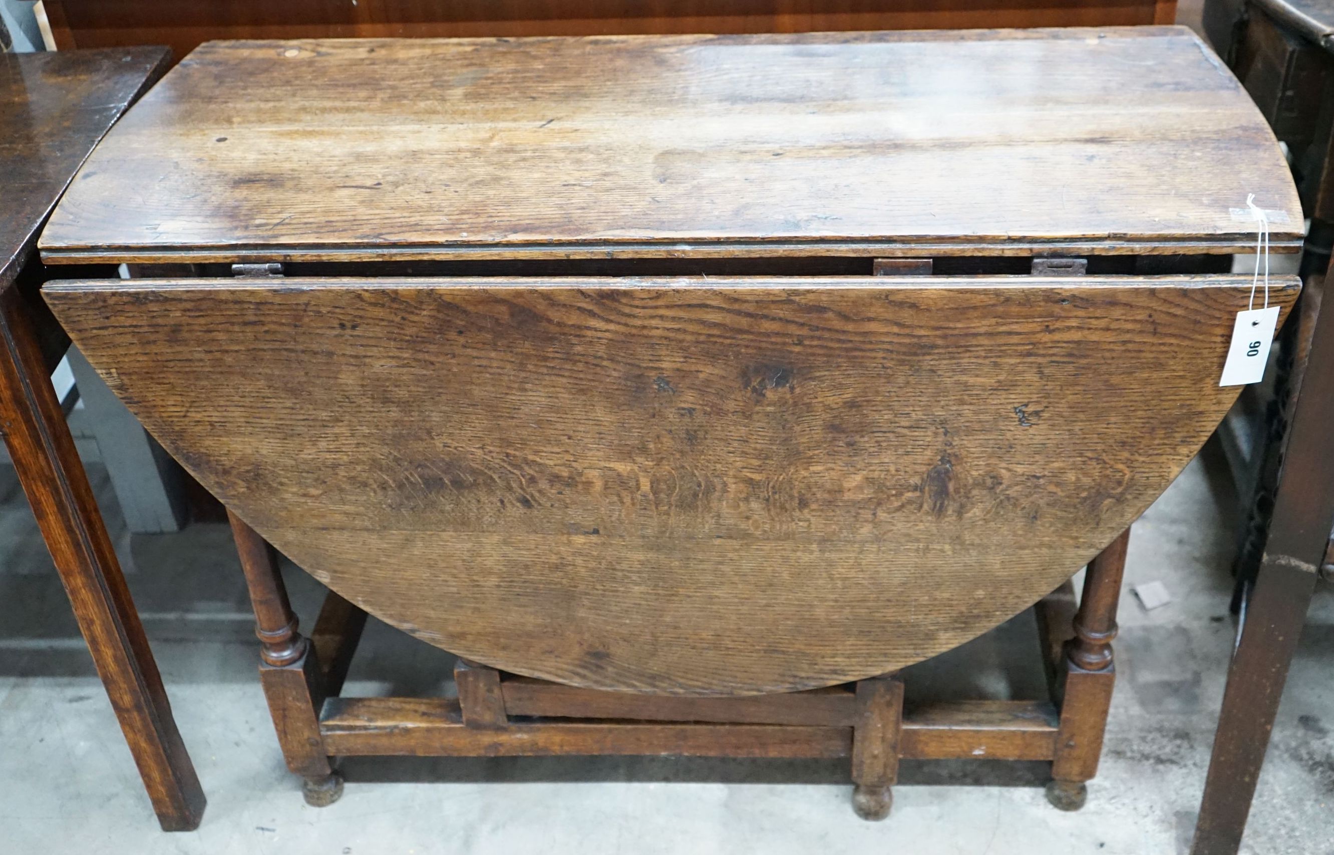 An 18th century oak gateleg dining table, length 103cm, depth 44cm, height 72cm